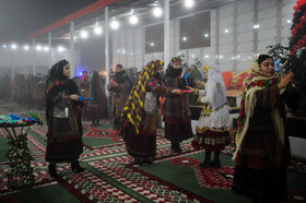 عروسی کرمانجی عروس و خواهر گفته (ساق دوش عروس) به مهمانان در مجلس دستمال کردی (نماد قدرت در فرهنگ کرمانجی) را هدیه میدهند.