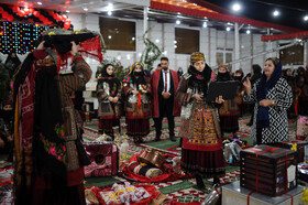عروسی کرمانجی در ساعات پایانی جشن هدایای داماد به عروس را به میهمانان نشان میدهند.