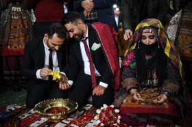 عروسی کرمانجی در فرهنگ کرمانج کف دست و انگشتان عروس و داماد را حنا میگذارند.