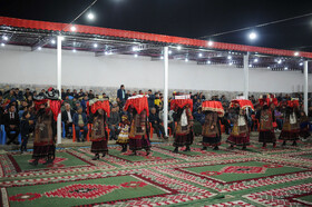 عروسی کرمانجی زنان خنچههایی که در آن کادوهای داماد به عروس است را برسر میگیرند و در مجلس میچرخانند.