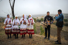 عروسی کرمانجی بستگان داماد با دُل و قشمه (ساز و دهل) به خانه عروس آمده تا اورا تا خانه خواهر گفته (ساق دوش عروس) همراهی کنند.