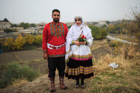 عروسی کرمانجی عروس و داماد آماده حرکت به سمت خانه خواهرگفته (ساق دوش عروس)