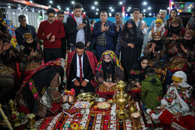 عروسی کرمانجی همسر یا خواهر برادر گفته(ساق دوش داماد) با همراهی خواهر گفته(ساق دوش داماد) حنا را آماده میکنند.