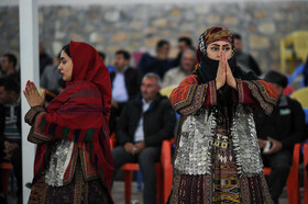 عروسی کرمانجی زنان کرمانج با نظم سنتی و خاصی در حال رقص و پایکوبی