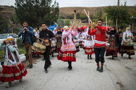عروسی کرمانجی مهمانها دُل و قشمه زنان به سمت خانه خواهر گفته (ساق دوش عروس) در حرکت هستند.