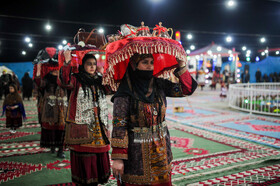 عروسی کرمانجی زنان خنچههای که در آن کادوهای داماد به عروس است را برسر میگیرند و در مجلس میچرخانند.