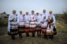 عروسی کرمانجی بستگان عروس و داماد با لباسهای محلی و سنتی برای همراهی عروس و داماد تا منزل خواهر گفته (ساق دوش عروس) خود را آماده میکنند.