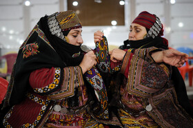 عروسی کرمانجی زنان کرمانچ در حال بستن دستبند (بلرزین) از جنس نقره هستند که در جشنها به عنوان تزیین استفاده میشود.