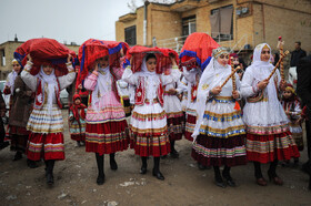 عروسی کرمانجی زنان خانواده عروس خنچه به سر در مسیر خانه خواهرگفته هستند.