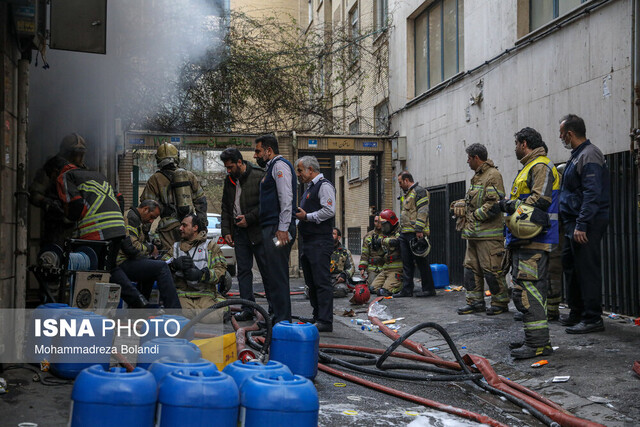 آتش‌سوزی در یک ساختمان ۱۰ طبقه در مرکز تهران/ ادامه عملیات آتش‌نشانی و نجات ۸ تن تاکنون