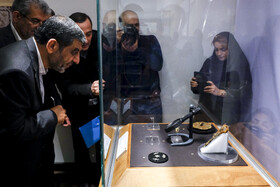 عزت الله ضرغامی وزیر میراث فرهنگی در نمایشگاه گزیده‌ای از یافته‌های باستان شناسی ایران سال ۱۴۰۰ 