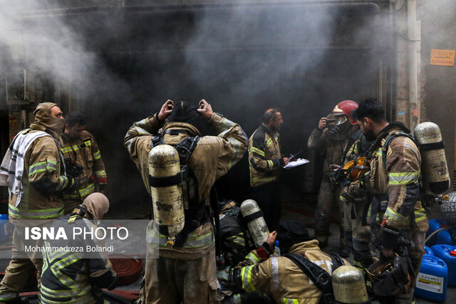 عکس: تزئینی حریق گسترده یک انبار درخیابان امیرکبیر/ اعمال محدودیت ترافیکی درمعابر اطراف/ مصدومیت ۲ آتشنشان