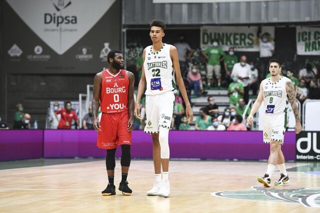 اعجوبه بسکتبال که همه را انگشت به دهان کرده! + فیلم