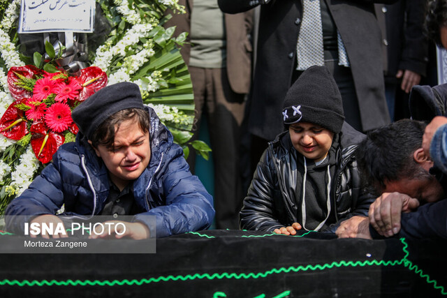 فرزندان شهرام عبدلی در مراسم تشییع پیکر پدر پویا امینی: دل نگران فرزندان شهرام عبدلی هستم
