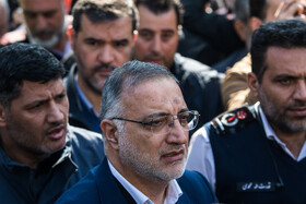 علیرضا زاکانی، شهردار تهران در تشییع پیکر آتش نشان شهید رضا دارابی