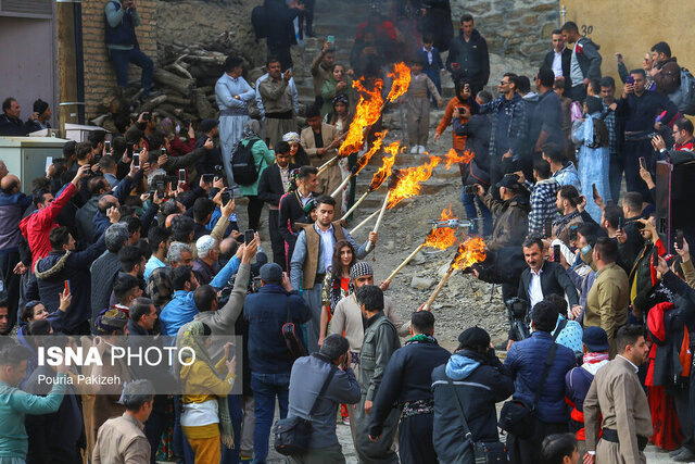 نوروز کردستان؛ تَرَک قندیل هایی که دست نیاز به سوی مادر هستی دراز کرده اند