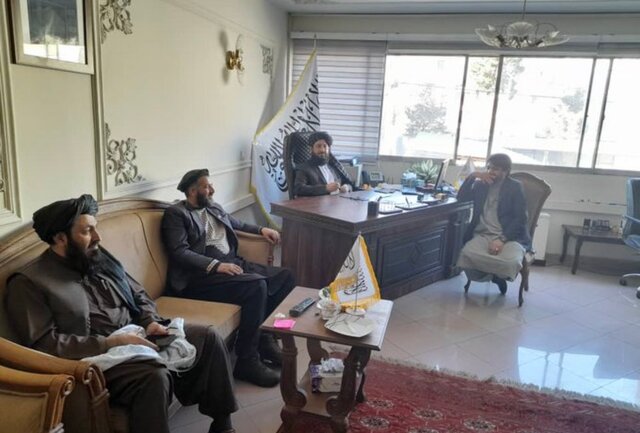 تصویر منتشر شده از اولین روز حضور طالبان در سفارت افغانستان در ایران چه کسی سفارت افغانستان را تحویل طالبان داد؟