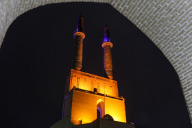 بنای اوليه مسجد جامع يزد در زمان آل‌بويه با نام مسجد عتيق ساخته شده است كه در طول سال‌ها بخش‌های ديگر نيز به مسجد اضافه شده‌اند و مسجد «جامع نو» نام گرفته است. 