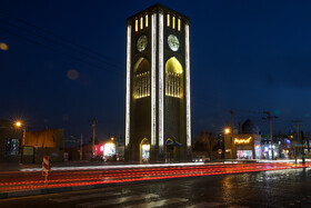 برج ساعت مسجد جامع يزد، بر اساس منابع تاريخي، اولين ساعت شهری ايران است كه ساخت اين برج ساعت به دوره قاجار بر می‌گردد. طاق و قوس‌ها، تزيينات آجری و كاشی كاری‌های منقوش به خطوط  آيات به آن جلوه‌ای خاص داده است.