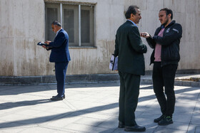 محمد دهقان، معاون حقوقی رییس جمهور و علیرضا زاکانی، شهردار تهران در حاشیه جلسه هیات دولت - ۱۰ اسفند