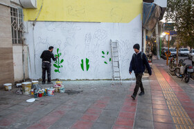 در خیابان چهارمردان قم که در هسته تاریخی و بعضا فرسوده شهر واقع شده است، شهرداری به منظور زیباسازی برخی از دیوارهای و حواشی این خیابان اقدام به نقاشی دیواری کرده است.
