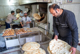 نانوایی های تنوری قدیمی در محله چهارمردان قم همچنان فعال بوده و مورد استقبال و توجه مردم این محله است.
