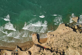 ساحل بنود یکی از بکرترین مقاصد گردشگری است که درست مثل سایر مناطق جنوبی ایران در اواخر بهار و تابستان، هوایی بسیار گرم و طاقت‌فرسا دارد.

