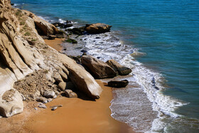 این ساحل شنی خوش رنگ‌ به آب‌های شفاف دسترسی دارد. طلوع و غروب خورشید منظره تماشایی را به وجود می‌آورد.