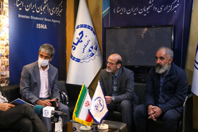 مهدی عرفاتی مدیرعامل خبرگزاری ایسنا و حسن مسلمی نائینی رئیس جهاد دانشگاهی در نمایشگاه گزیدهای از دستاوردهای جهاد دانشگاهی در مجلس شورای اسلامی