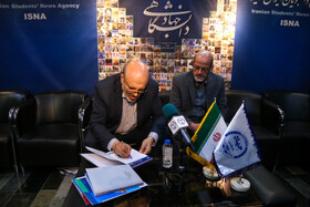 حسن مسلمی نائینی رئیس جهاد دانشگاهی و علیرضا منادی سفیدان رئیس کمیسیون آموزش و تحقیقات مجلس در نمایشگاه گزیدهای از دستاوردهای جهاد دانشگاهی در مجلس شورای اسلامی