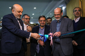 حسن مسلمی نائینی رئیس جهاد دانشگاهی، محمد مهدی مفتح  عضو هیئت رئیسه کمیسیون برنامه و بودجه و محاسبات، صدیف بدری عضو هیئت رئیسه کمیسیون عمران و علیرضا منادی سفیدان رئیس کمیسیون آموزش و تحقیقات در مراسم افتتاح نمایشگاه گزیدهای از دستاوردهای جهاد دانشگاهی در مجلس شورای اسلامی