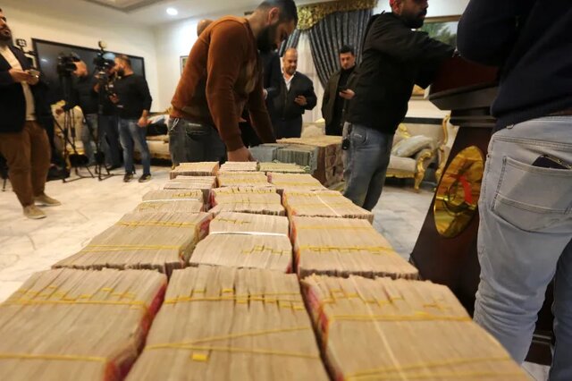 صدور حکم بازداشت برای ۴ مقام ارشد دولت الکاظمی در ارتباط با پرونده «سرقت قرن» صدور حکم بازداشت برای ۴ مقام ارشد دولت الکاظمی در ارتباط با پرونده «سرقت قرن»
