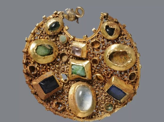 گوشواره طلا و جواهرنشان یافته شده توسط جوینده گنج کشف گوشوارههای خیره کننده توسط یک جوینده گنج