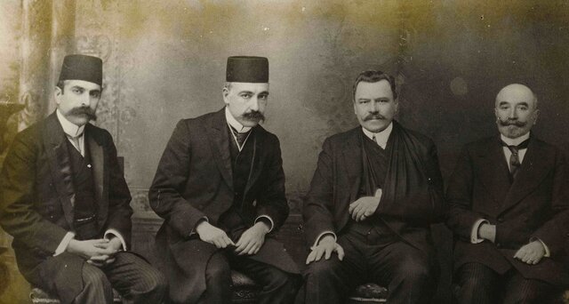 حسن وثوقالدوله نفر دوم از چپ در کنار علیقلی انصاری مشاورالممالک، وزیر خارجه انگلیس و کوزیل پالکوفسکی وزیرمختار روسیه در ایران ارتش و خزانه ایران چگونه از چنگ انگلیس درآمد؟