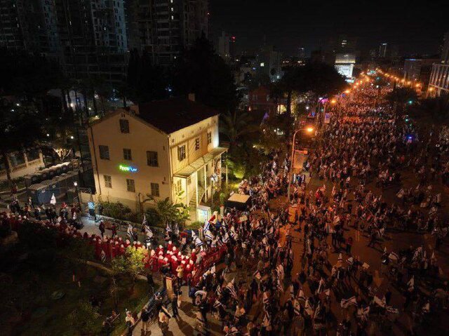 تظاهرات گسترده در تلآویو علیه سیاست کابینه نتانیاهو برای نهمین هفته متوالی تظاهرات گسترده در تلآویو علیه سیاست کابینه نتانیاهو برای نهمین هفته متوالی