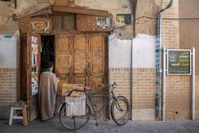 گذر پنجعلی متعلق به دوران قاجار در یکی از فرعی‌های خیابان چهارمردان و به همین نام واقع شده که همچنان در این کوچه دکان‌هایی قدیمی که مورد استفاده قرار می گیرند، وجود دارد.
