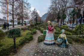 مجسمه‌هایی که لباس محلی زنان گیلان را به نمایش می‌گذارد و در پارک کنار استخر لاهیجان نصب شده‌اند.