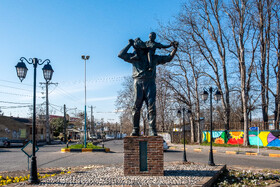 مجسمه پدر و پسر که در یکی از میادین شهر لاهیجان نصب شده است.