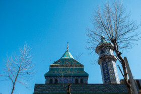 مسجد و بقعه که معماری آن به شکل سنتی گیلان بنا شده است.