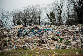 زباله‌ها علاوه ایجاد بوی بسیار متعفن و منظره زشت موجب صدمات جدی به محیط زیست منطقه میشوند.
