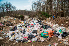 زبالها بعد از تخلیه در محل ورود زباله‌ها به منطقه دپو، توسط زباله گردها تفکیک غیر اصولی می‌شوند و زباله‌های غیر بازیافتی به محل دپو منتقل میشوند