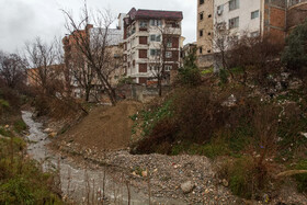 ساخت و ساز غیر مجاز در حریم کمی رودخانه در محله استرابادی و سرازیر کردن نخاله‌های ساختمانی از جمله شن و ماسه که می‌تواند قدرت تخریب سیلاب‌های احتمالی را افزایش دهد. 