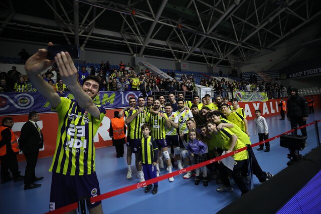 ادای احترام یاران سعید معروف به جانباختگان زلزله ترکیه