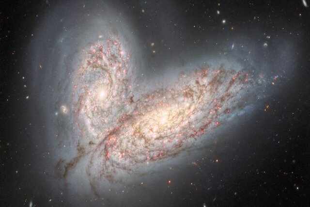 اگر دو کهکشان با هم برخورد کنند چه می‌شود؟