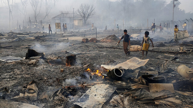 عکس: آسوشیتدپرس حریق وسیع در اردوگاه آوارگان روهینجا هزاران نفر را بیسرپناه کرد