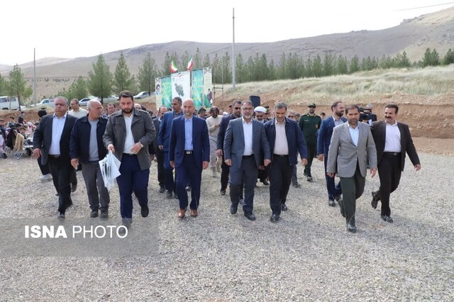 کاشت نهال در بام لرستان