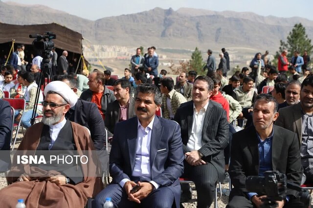 کاشت نهال در بام لرستان