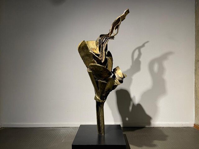 مرد قدم می زند، زن ایستاده و ماهی نارنجی در بالای حوض شنا می کند!