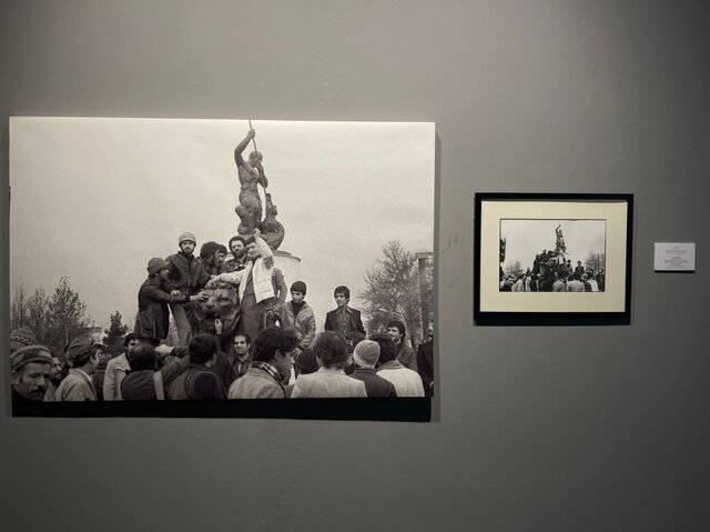 مرد قدم می زند، زن ایستاده و ماهی نارنجی در بالای حوض شنا می کند!