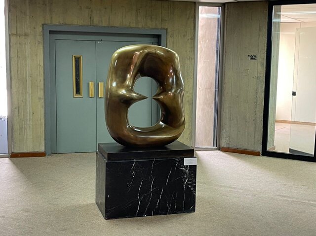 مرد قدم می زند، زن ایستاده و ماهی نارنجی در بالای حوض شنا می کند!